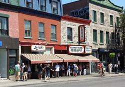 Pet friendly restaurant in Montreal: Schwartz's Deli and Eatery